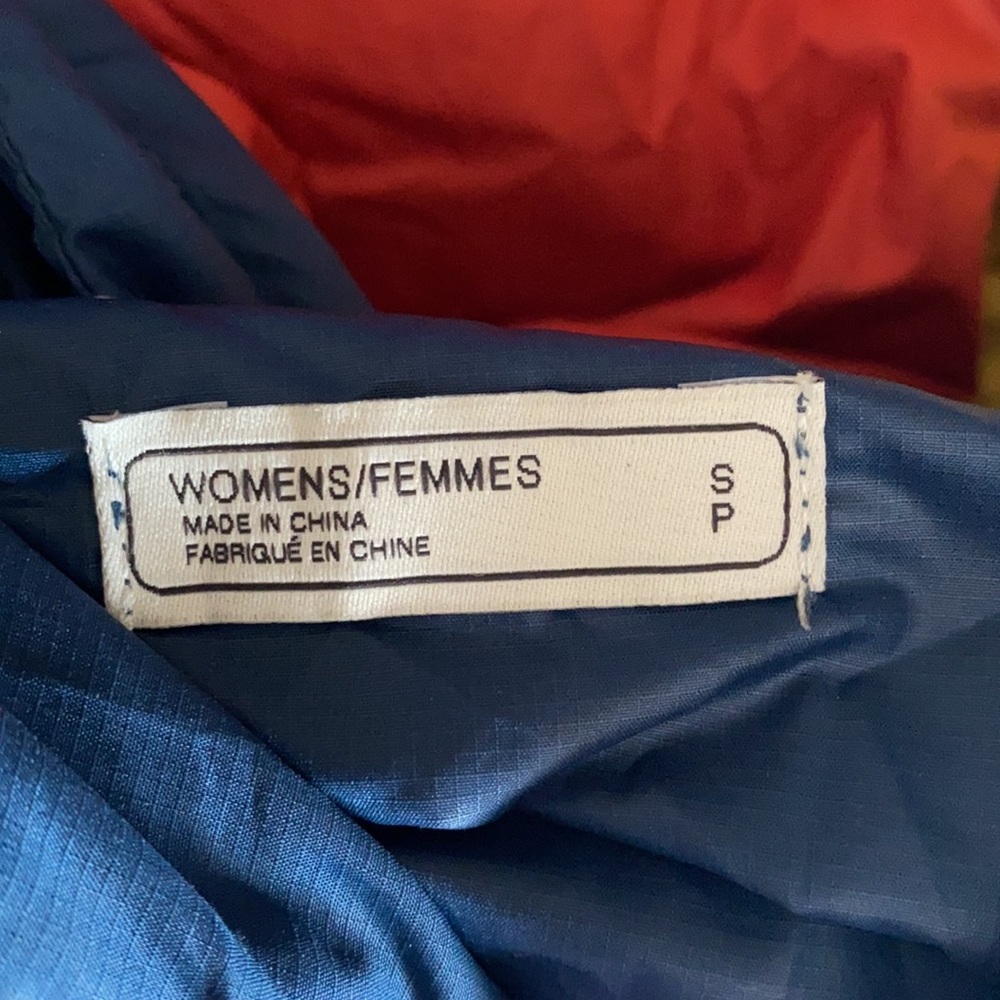 women’s North Face windbreaker - Picture 4 of 4